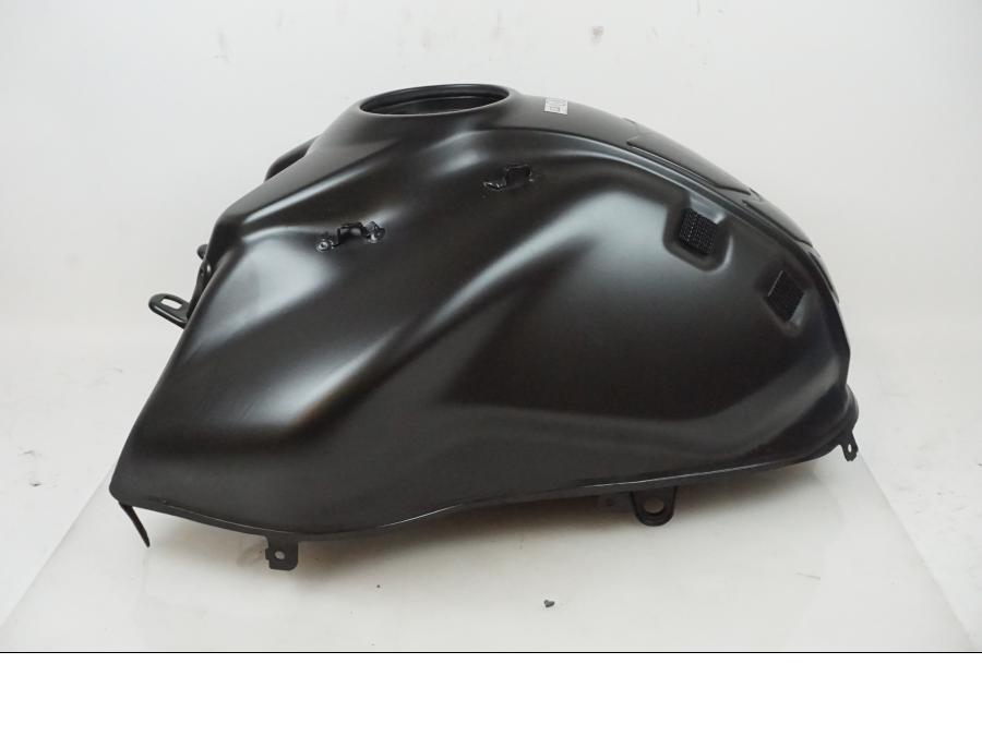 Baksidan på Bensintank från en Ducati Monster 937 -2021 motorcykel.