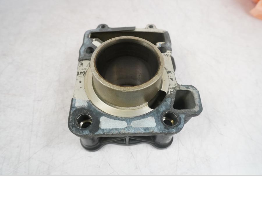 Framsidan på Cylinder från en KTM 125 Duke -2017 motorcykel.