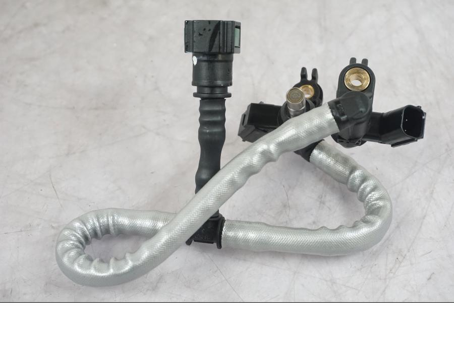 Framsidan på Fuel Rail från en KTM 1290 Super Duke R -2022 motorcykel.