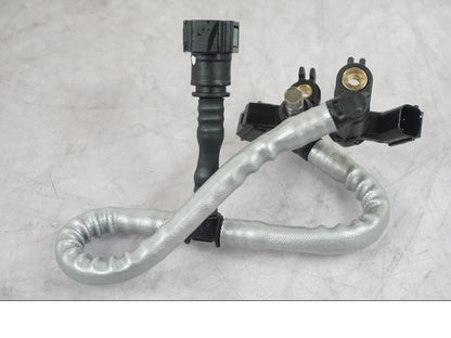 Framsidan på Fuel Rail från en KTM 1290 Super Duke R -2022 motorcykel.