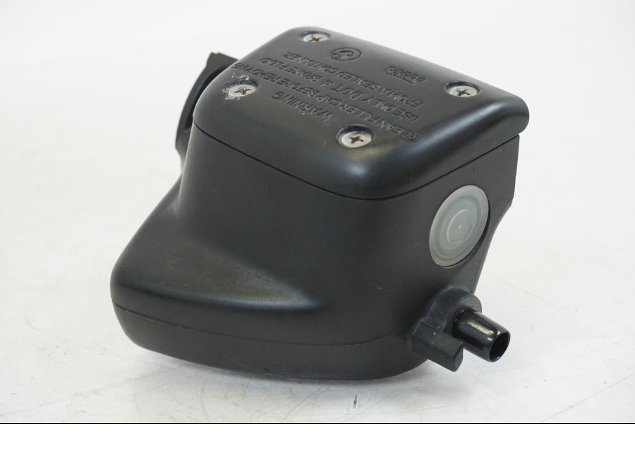 Framsidan på Bromshuvudcylinder från en BMW K 1200 LT -2004 motorcykel.