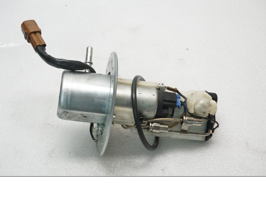 Baksidan på Bensinpump insprut från en Suzuki SV 650 -2006 motorcykel.