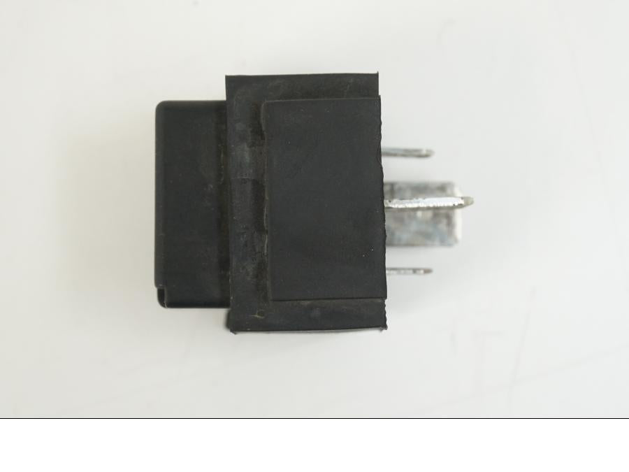 Baksidan på Startrelä från en Aprilia RS 125 -2008 motorcykel.