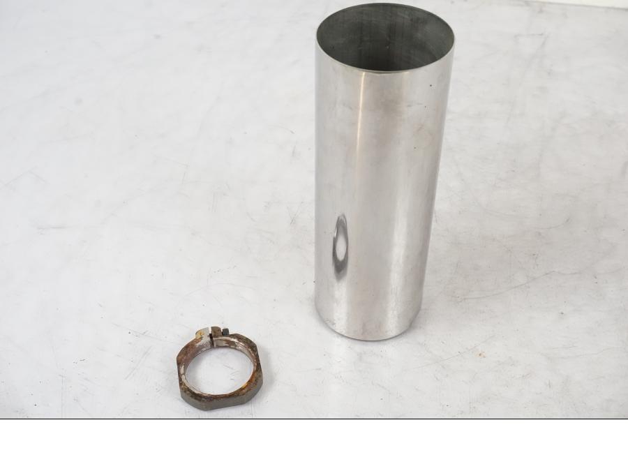 Framsidan på Gaffeldekorrör från en Suzuki VL 800 -2002 motorcykel.