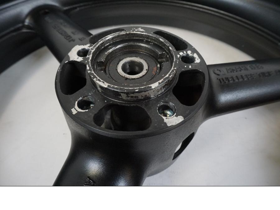 Snett nerifrån på Fälg från en Suzuki GSX 600 F -1998 motorcykel.