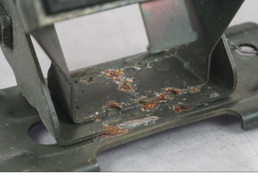 Baksidan på Bensintankfäste från en Suzuki SV 650 -1999 motorcykel.