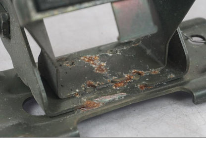 Baksidan på Bensintankfäste från en Suzuki SV 650 -1999 motorcykel.