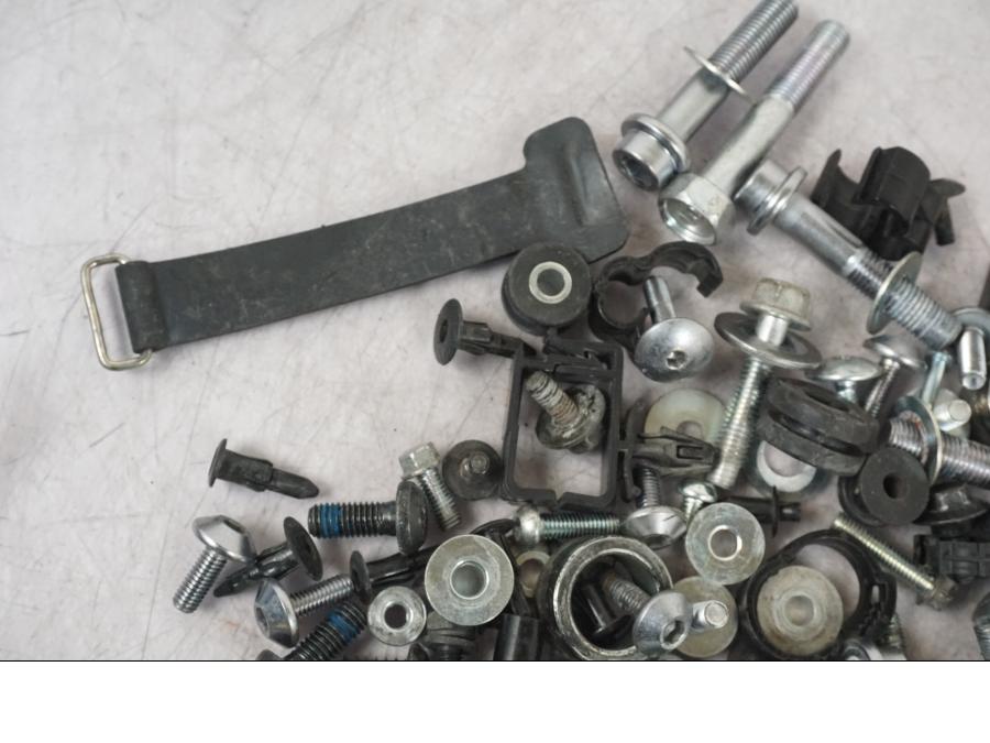 Snett uppifrån på Skruv / Mutter etc från en Yamaha MT-09 -2016 motorcykel.