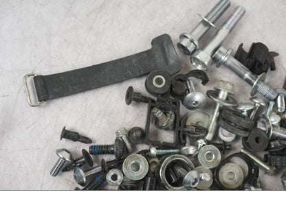 Snett uppifrån på Skruv / Mutter etc från en Yamaha MT-09 -2016 motorcykel.