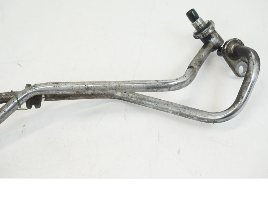 Snett uppifrån på Oljekylslang från en Honda CB 750 -2002 motorcykel.