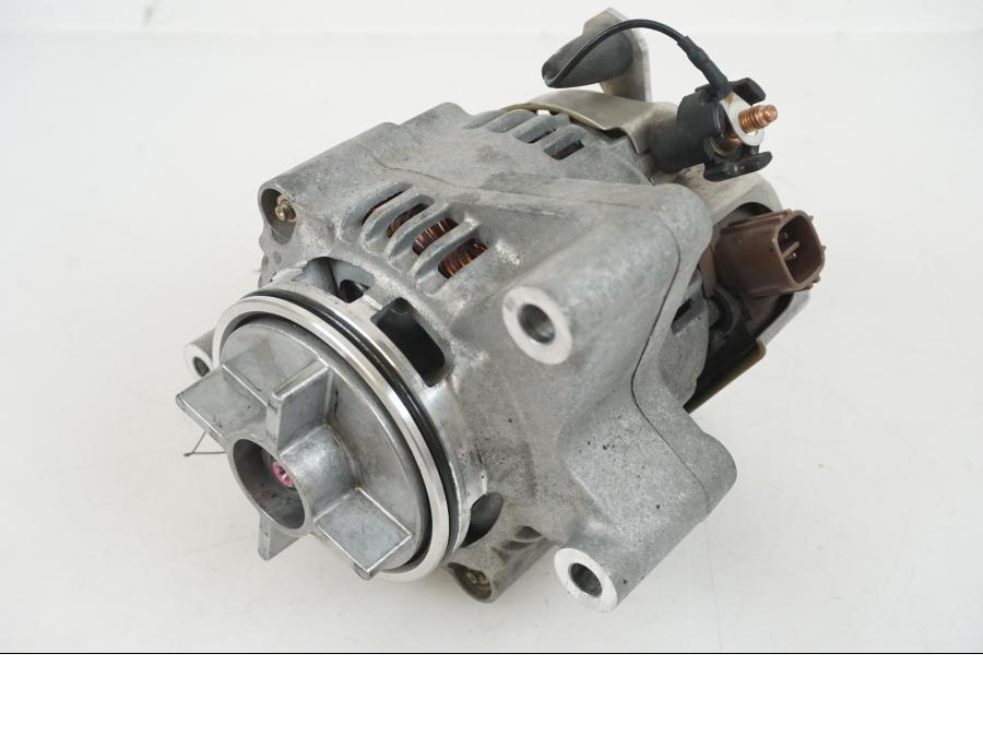 Framsidan på Generator från en BMW K 1200 S -2005 motorcykel.