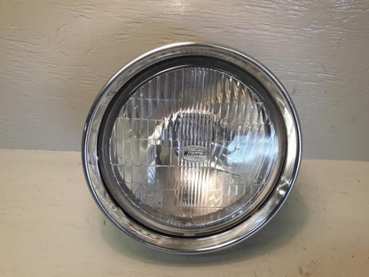 Framsidan på Strålkastarinsats från en Yamaha XVS 1100 -2001 motorcykel.