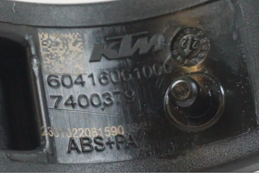 Vänster sida på Nivåsensor från en KTM 1290 Super Duke R EVO -2023 motorcykel.