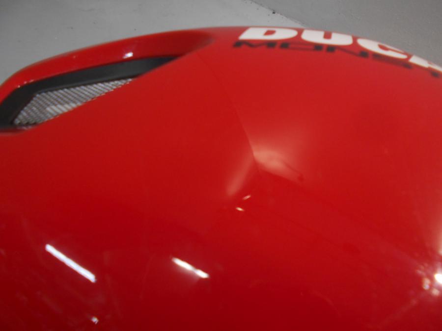 Baksidan på Bensintankskåpa från en Ducati Monster 696 -2013 motorcykel.