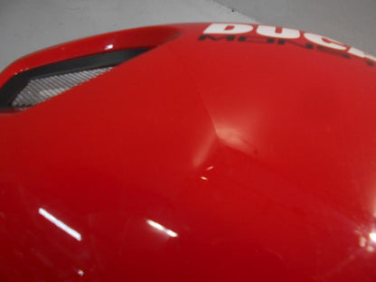 Baksidan på Bensintankskåpa från en Ducati Monster 696 -2013 motorcykel.