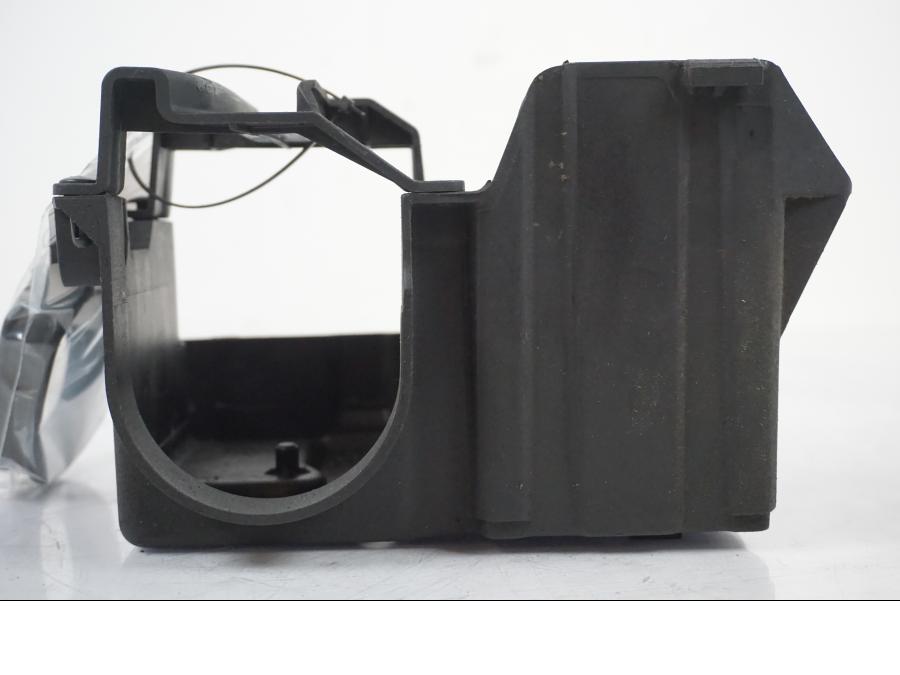 Snett uppifrån på Batterihållare från en BMW F 650 CS -2002 motorcykel.