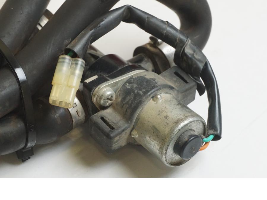 Vänster sida på Second Air från en KTM 1190 Adventure -2015 motorcykel.