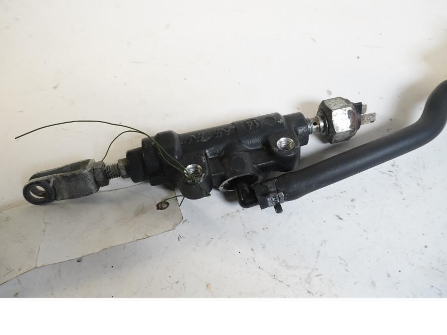 Höger sida på Bromshuvudcylinder från en Triumph Tiger -2007 motorcykel.