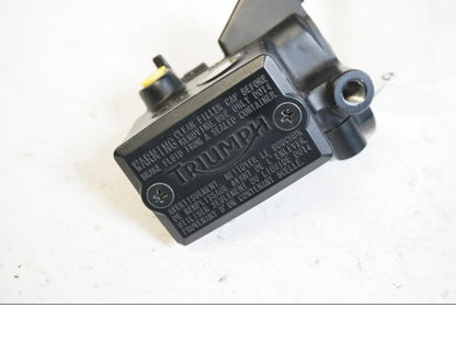 Baksidan på Bromshuvudcylinder från en Triumph Tiger -2012 motorcykel.