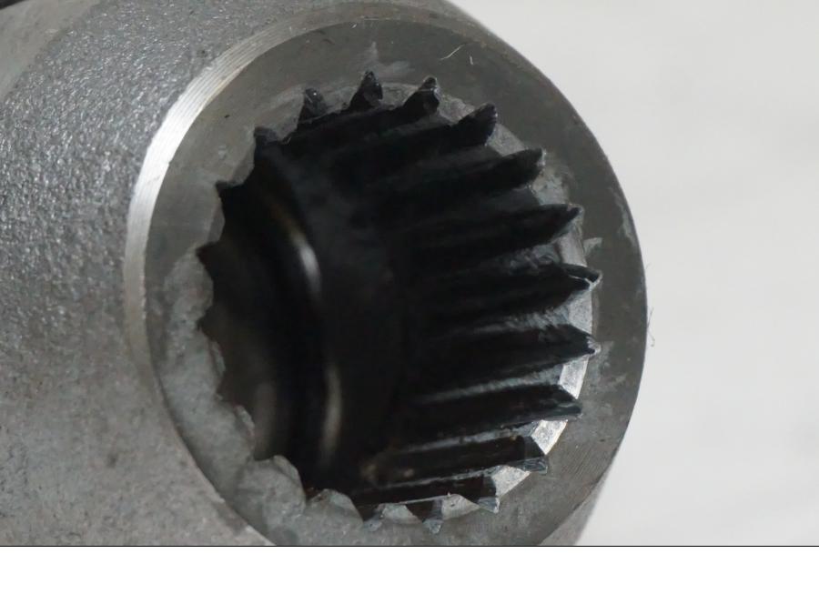 Snett nerifrån på <p>Kardanaxel från BMW R 1200 C 2002.</p>

<p>Bakre knut hackar lite.</p> motorcykel.