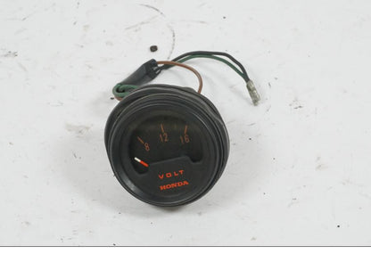 Framsidan på Voltmätare från en Honda CB 750 -1982 motorcykel.