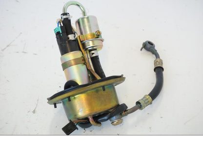 Vänster sida på Bensinpump insprut från en Honda CBR 900 RR -2001 motorcykel.