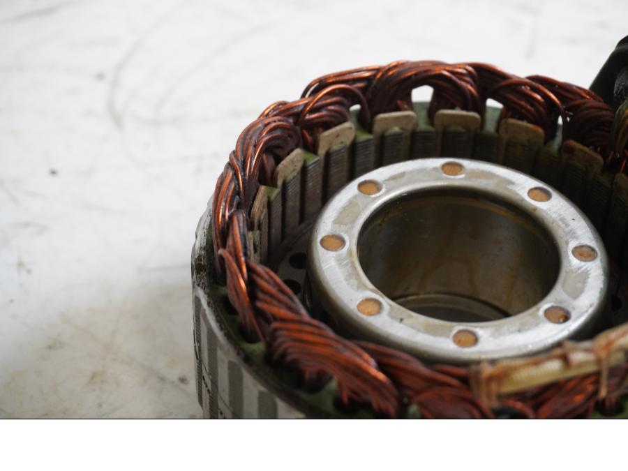 Baksidan på Generator från en Honda CB 750 SF -1999 motorcykel.