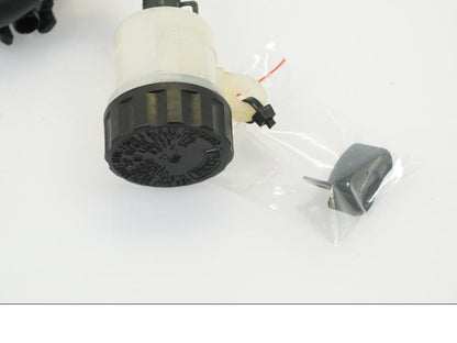 Snett nerifrån på Bromshuvudcylinder från en Kawasaki ZX-10R -2008 motorcykel.