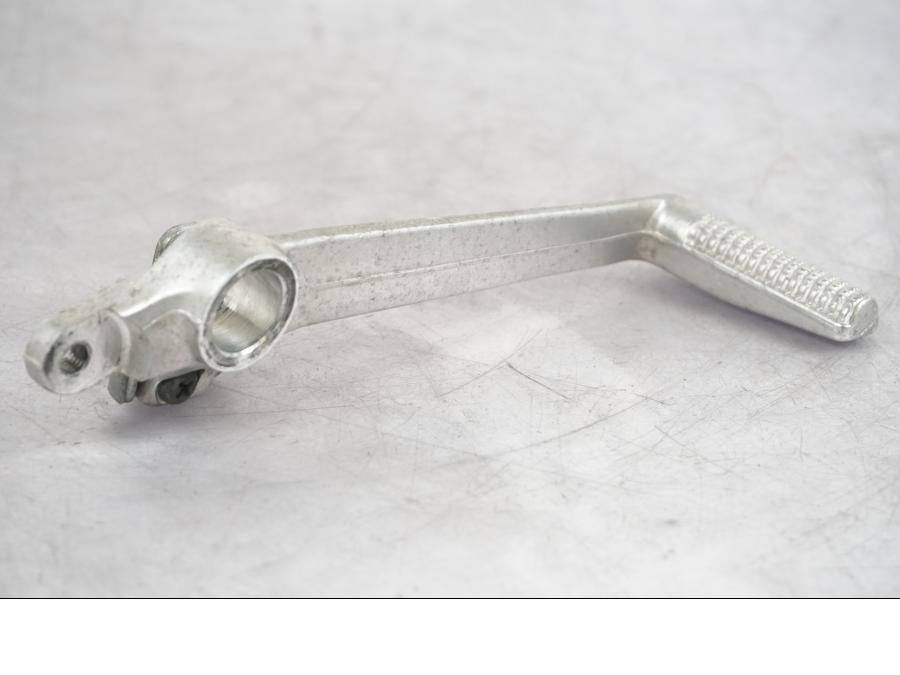 Höger sida på Bromspedal från en Suzuki SV 650 -1999 motorcykel.