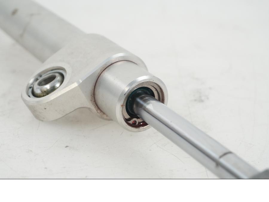 Baksidan på Styrdämpare från en BMW F 750 GS -2019 motorcykel.