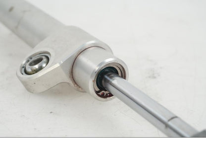 Baksidan på Styrdämpare från en BMW F 750 GS -2019 motorcykel.