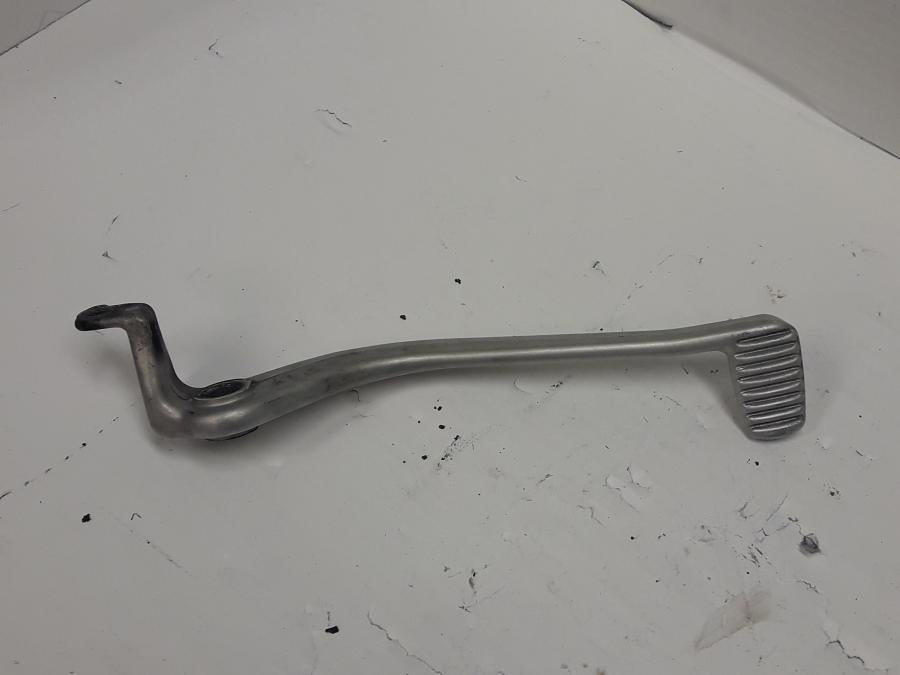 Höger sida på Bromspedal från en Triumph Tiger -1999 motorcykel.