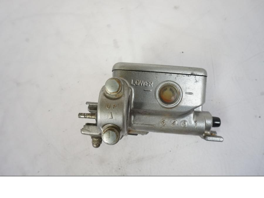 Snett uppifrån på Kopplingshuvudcylinder från en Honda VFR 750 -1994 motorcykel.