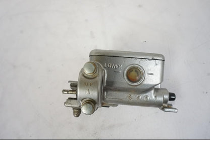 Snett uppifrån på Kopplingshuvudcylinder från en Honda VFR 750 -1994 motorcykel.