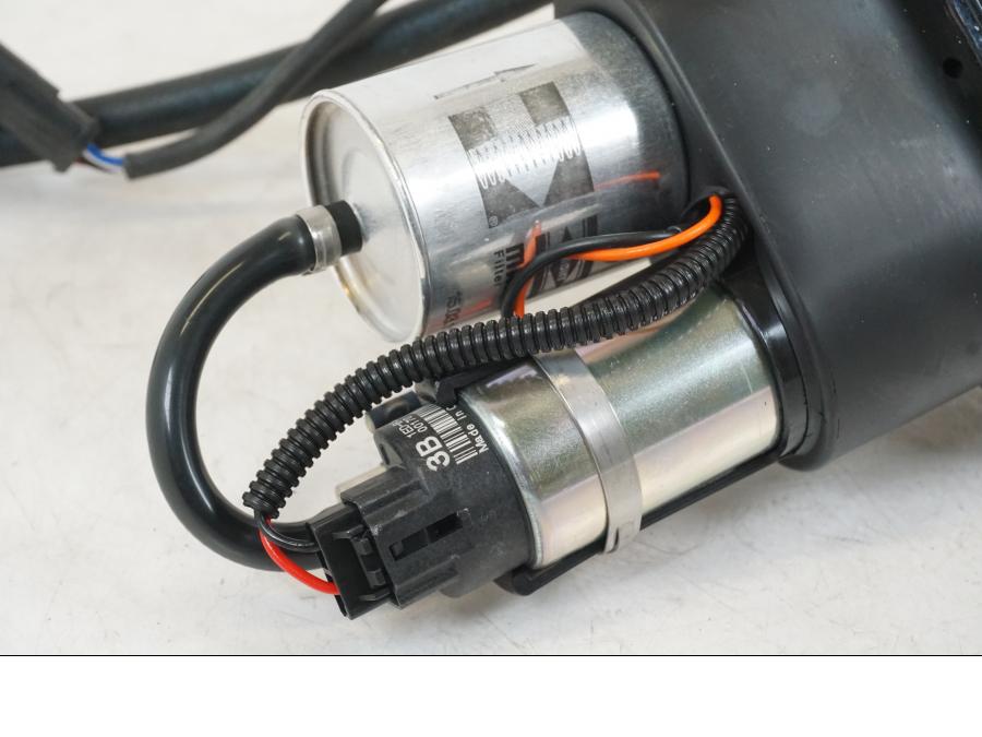 Extrabild4 på Bensinpump insprut från en Aprilia Tuono V4R -2011 motorcykel.