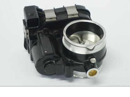 Framsidan på Spjällhus från en BMW R 1250 GS -2022 motorcykel.