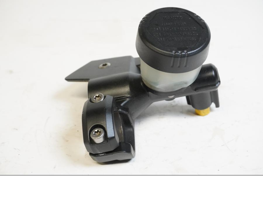 Baksidan på Kopplingshuvudcylinder från en BMW K 1200 S -2006 motorcykel.