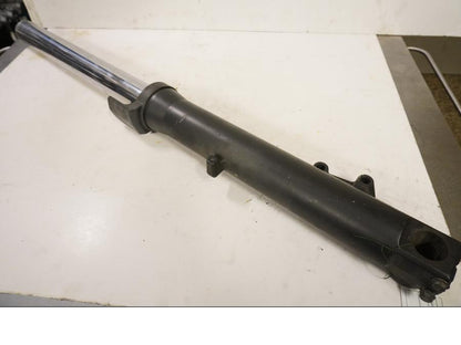 Framsidan på Gaffelben från en Aprilia ETV 1000 -2002 motorcykel.