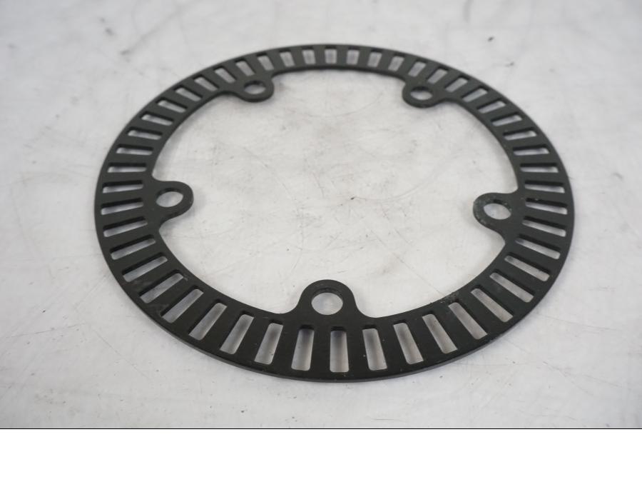 Vänster sida på ABS krans från en KTM 1290 Super Duke -2019 motorcykel.