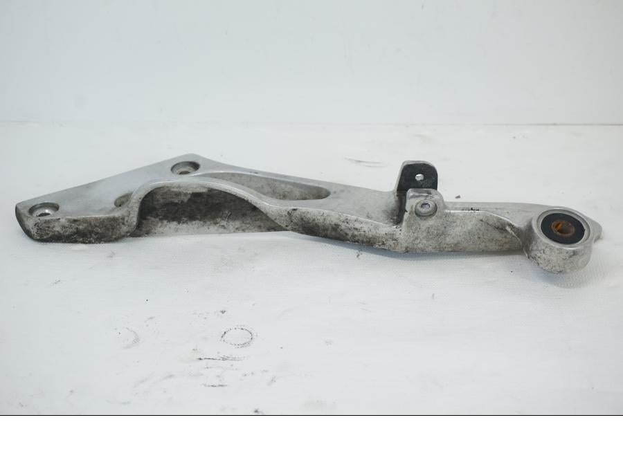 Höger sida på Fotpinnefäste från en Yamaha TDM 850 -1998 motorcykel.