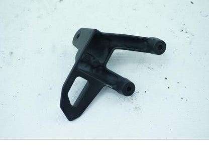 Baksidan på Fotpinnefäste från en KTM 1190 Adventure -2014 motorcykel.