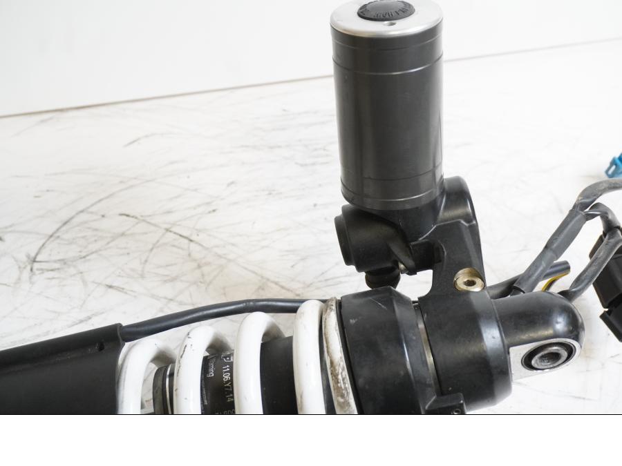 Snett nerifrån på Stötdämpare ESA från en BMW K 1200 R -2006 motorcykel.