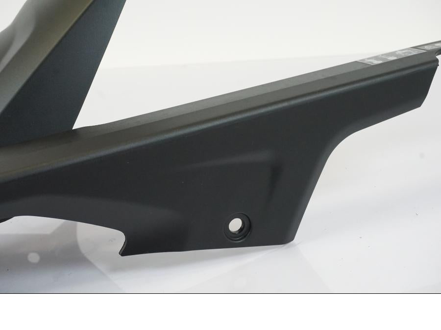 Baksidan på Svingskärm från en Triumph Trident -2021 motorcykel.