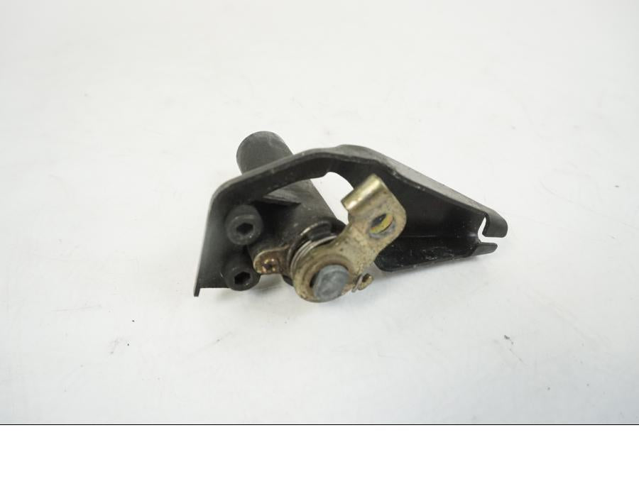 Vänster sida på Sadellåsmekanism från en Kawasaki ZZR 1100 -1994 motorcykel.