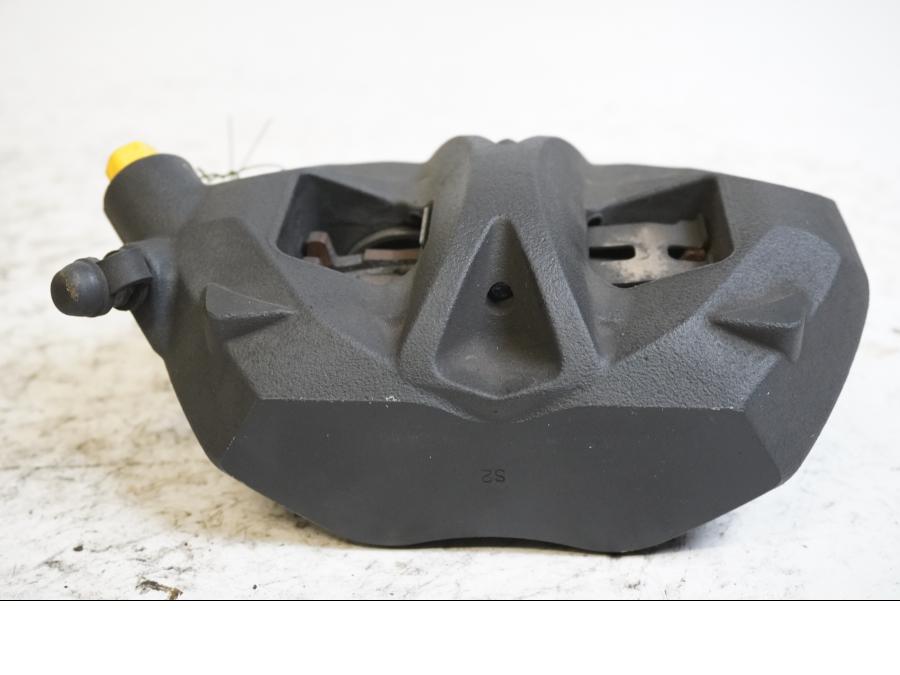 Baksidan på Bromsok från en Triumph Daytona 675 -2009 motorcykel.