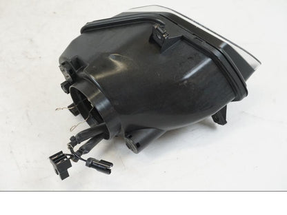 Snett nerifrån på Strålkastare från en BMW S 1000 R -2013 motorcykel.