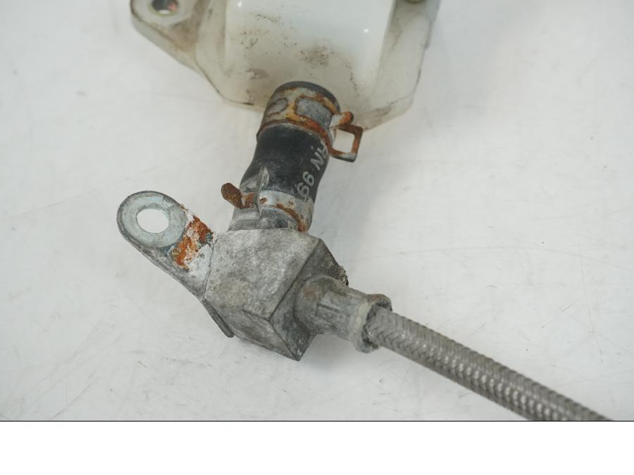 Vänster sida på Bromsvätskebehållare från en Suzuki VS 1400 -1999 motorcykel.