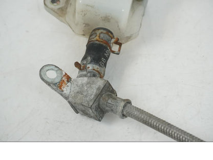 Vänster sida på Bromsvätskebehållare från en Suzuki VS 1400 -1999 motorcykel.