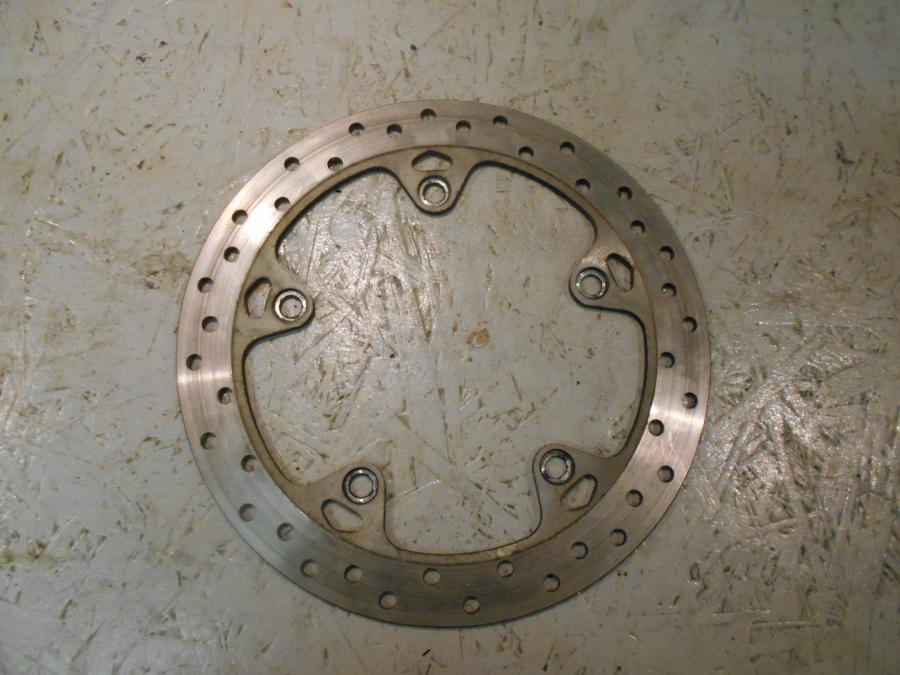 Framsidan på Bromsskiva från en BMW K 1300 R -2009 motorcykel.