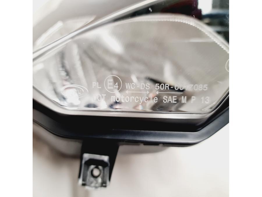 Vänster sida på Strålkastare från en BMW S 1000 R -2013 motorcykel.